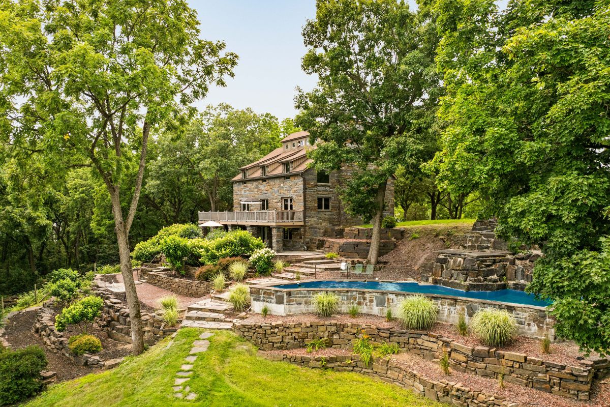 This Athens Home Features 360-Degree Views of the Catskills